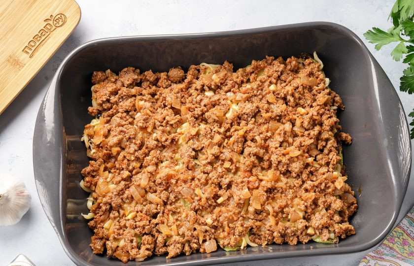 1. Этап. Кето-лазанья с кабачком: Затем распределите половину фарша.