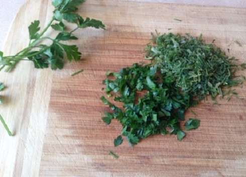 1. Этап. Суп из замороженных белых грибов: Мелко нарезаем зелень. Кроме укропа и петрушки я не использую больше никаких ароматных специй, суп грибной — значит и аромат должен быть грибным :)