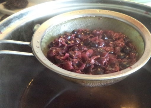 1. Этап. Кисель из ягод: 2. Мякоть положите в кастрюлю, налейте кипятка. Варите пять минут. Процедите сваренные ягоды через сито. Для того, чтобы сохранить яркий и красивый цвет напитка, добавьте в кисель лимонной кислоты.