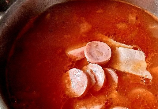 1. Этап. Солянка День 1 января: Следом выкладываем сосиски с ветчиной. Варим минут 5 под крышкой на минимальном огне.