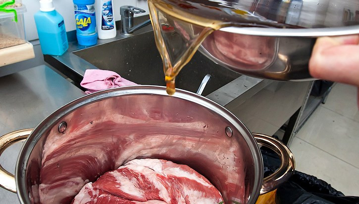 1. Этап. Окорок По-купечески: Готовим маринад: в кастрюлю налейте воду, добавьте специи (гвоздику, корень имбиря, перец горошком, сушенные тимьян, розмарин и базилик, лавровый лист) и немного меда. Доведите до кипения, посолите. Пусть покипит минут 5, после чего добавьте соевый соус и херес. Маринад охладите, а затем залейте им окорок. Оставьте окорок на ночь мариноваться в холодильнике.