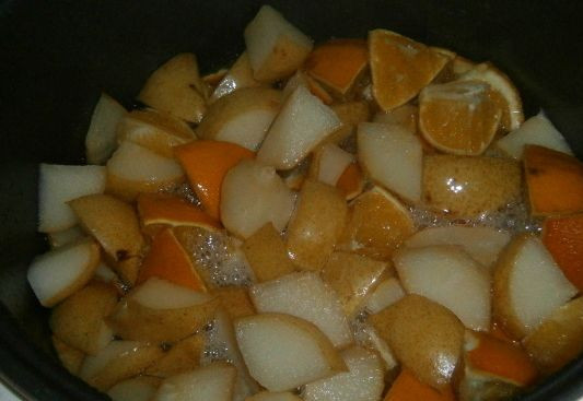 1. Этап. Варенье из груш в мультиварке: Закрываем крышку, выбираем режим 