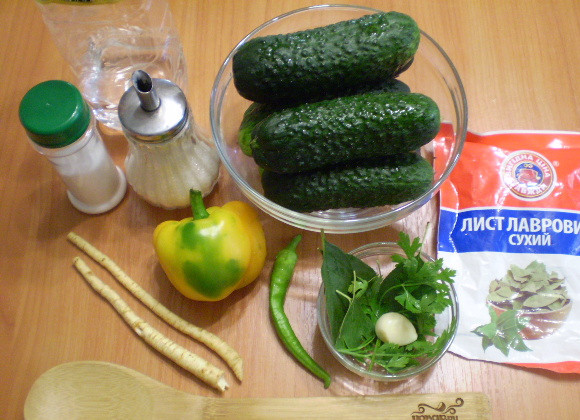 1. Этап. Огурчики с хреном: Приготовьте вымытые чистые овощи, специи и банки стерильные с крышками.