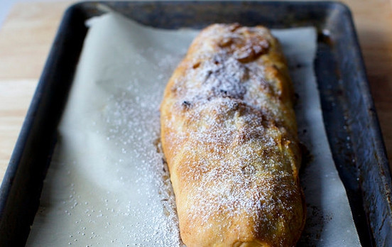 1. Этап. Штрудель с яблоком: 10. Запекайте минут 15, после достаньте штрудель и смажьте оставшимся маслом. Отправьте снова в духовку и выпекайте еще около получаса до готовности. Перед подачей можно присыпать сахарной пудрой. Приятного чаепития!