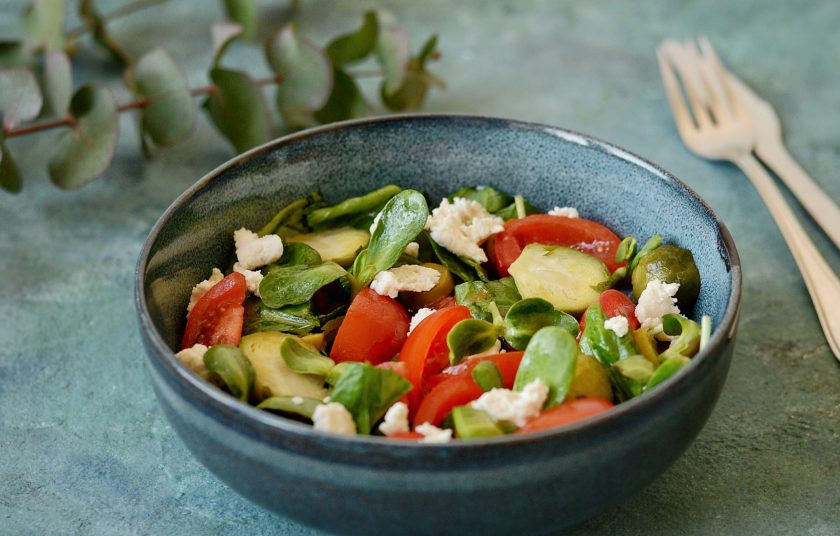 1. Этап. Салат с брюссельской капустой и помидорами: Салат с брюссельской капустой и помидорами готов, приятного аппетита!