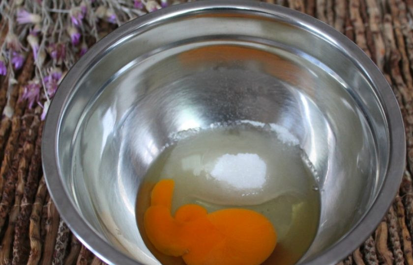 1. Этап. Творожное печенье с маком: Яйцо, соль и 2 ложки сахара отправляем в миску. Все взбиваем венчиком.