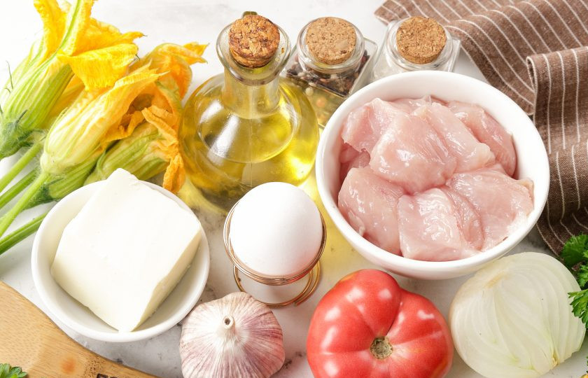 1. Этап. Фаршированные цветки тыквы: Подготовьте все ингредиенты. Грудку промойте, обсушите и нарежьте кусочками.