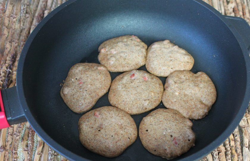 1. Этап. Оладьи из льняной муки: Сковороду разогреваем и смазываем подсолнечным маслом. Выкладываем порции теста. Готовим оладьи под крышкой, с двух сторон, до румяной корочки.