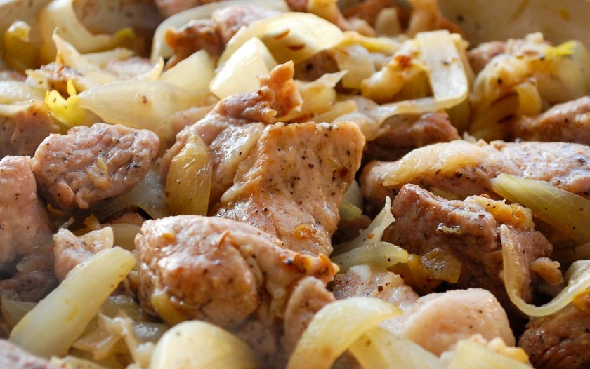 1. Этап. Смаженина: 3. На сильном огне обжарить пару минут, затем убрать огонь до минимума и продолжать томить под крышкой, периодически помешивая.