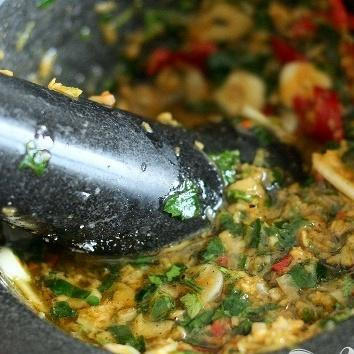 1. Этап. Свиные отбивные в сумасшедшем маринаде: 2. Затем перец, петрушку, чеснок, цедру и имбирь кладем в ступку и в пасту хорошо растираем. Теперь выдавим сюда сок лайма, добавляем черный перец, соль, оливковое масло и хорошо перемешаем.