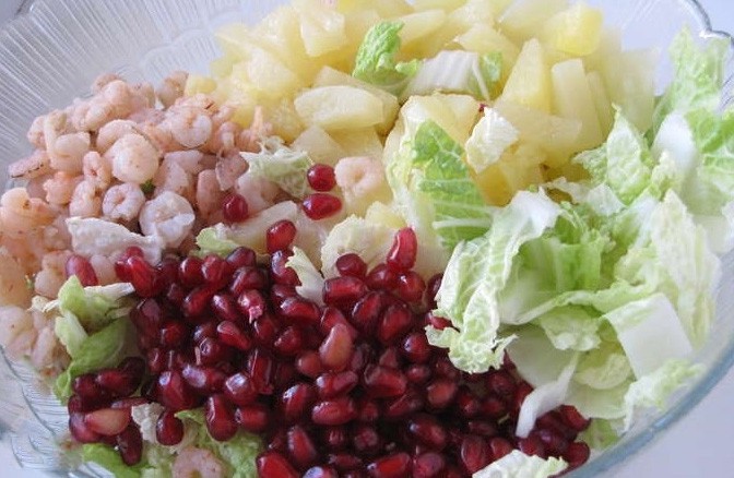 1. Stage. Shrimp and Peking Cabbage Salad: Add shrimp, pineapple and half pomegranate seeds to the cabbage.