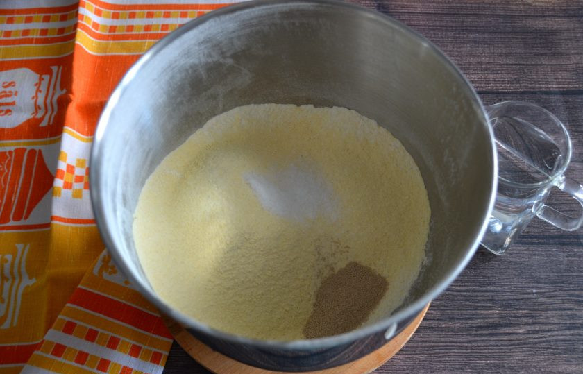 1. Этап. Кукурузный хлеб на дрожжах: В емкость для приготовления теста просейте кукурузную и пшеничную муку, добавьте соль, сухие дрожжи, все перемешайте.