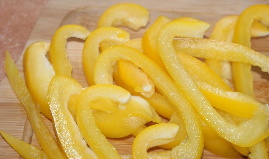 1. Этап. Рыба запеченная диетическая: 4. Сладкий перец вымыть, очистить от семян и нарезать. Для любителей острого можно добавить немного перца чили.