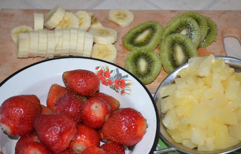 1. Этап. Торт из пряников и бананов: 5.Нарезаем фрукты кусочками.