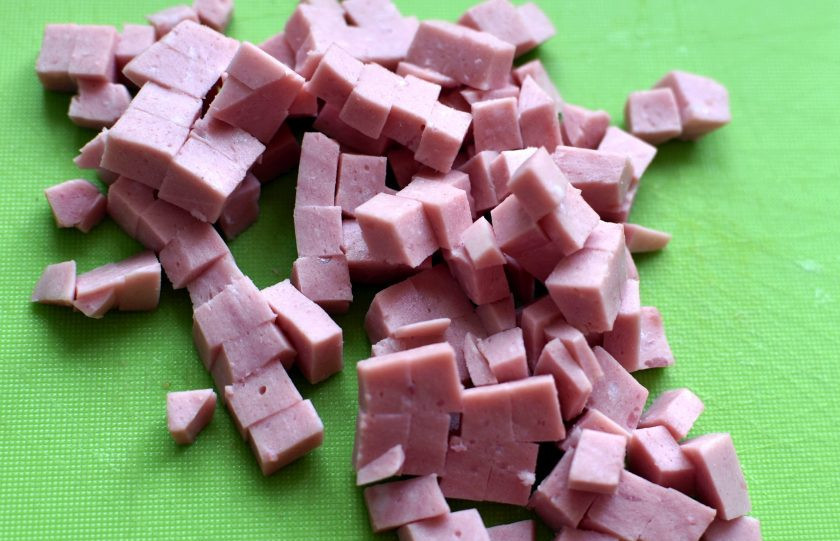 1. Этап. Окрошка Розовая нежность со свеклой и кефиром: Мелкими кубиками измельчите колбасу.