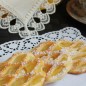 Ананасовые слойки Берем две банки ананасов по 500 гр. Сливаем сок и даем шайбам обсохнуть. А пока заводим тесто. Для этого мягкое масло смешаем с жидким творогом. Если творог у вас сухой, прокрутите его через мясорубку и добавьте 2 ложки сметаны. Итак, добавляем сахар, ванильный сахар, гашеную соду и постепенно муку. Муки, может, больше надо будет или меньше, смотрите по тесту. Оно не должно липнуть к рукам. Убираем его на 30 минут в холодильник. Через 30 минут раскатываем тесто толщиной 3-4 мм. Выдавливаем кружки стаканом, таким, как наши шайбы ананаса. Сухие ананасы кладем на на тесто. С остатков теста делаем решетку. Можно раскатать пласт и вырезать потом или сразу делать маленькую лепешку. И пройдемся валиком. Накладываем наверх ананасов и подгибаем, прижимаем снизу. Выкладываем на лист, смазываем яйцом. Ставим в духовку на 20 минут при 180 гр. Можно посыпать сахарной пудрой, тогда они будут еще красивее. Приятного аппетита!!! Ну очень вкусно!