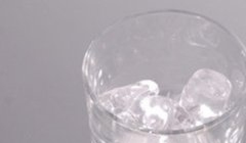 1. Этап. Алкогольный напиток голубого цвета: Положите в стакан кубики льда. Если хотите, вы можете их предварительно измельчить. Таким образом напиток остынет быстрее.