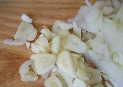 1. Этап. Свинина, жареная кусочками: 3. Очистить чеснок и нарезать небольшими кусочками. Сильно измельчать чеснок не рекомендуется.