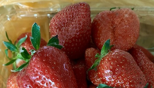 1. Этап. Насыпной пирог с клубникой: Да просто всё. В период, когда ягода наливалась и созревала было не очень хорошо с солнцем, а наоборот хорошо с дождями. Хоть и тепло было. Вот ягода и налилась, и покраснела, а сладости не набрала. Так что есть ее «просто так» не сильно вдохновительно, а вот для пирогов разных – самое оно.