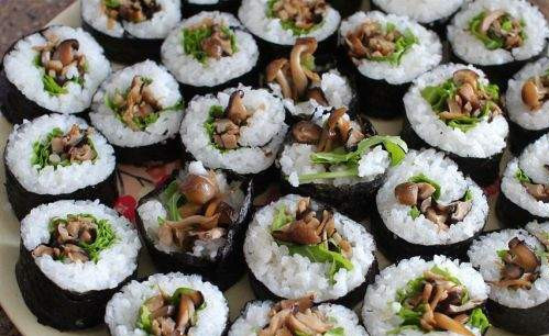 1. Этап. Вегетарианские суши: Нарежьте суши кусочками по 3 сантиметра.