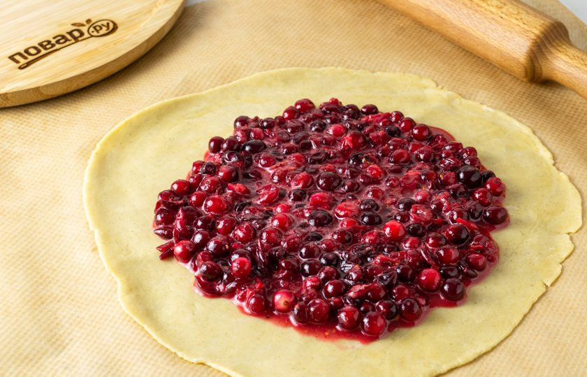 1. Этап. Галета с клюквой: В центр выложите не очень толстым ровным слоем начинку из клюквы. Оставьте от краев галеты свободными примерно 3 см.