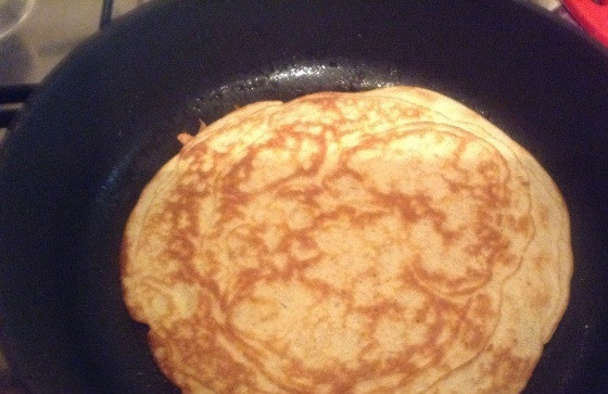 1. Этап. Овсяные блинчики диетические: 6. Жарятся блины довольно быстро. Получаются они очень мягкими, а главное - без соли и сахара. Подавать их можно с любыми фруктами и любимыми добавками.