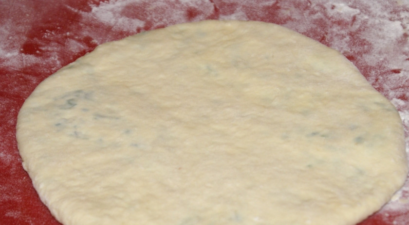 1. Этап. Хачапури из слоеного теста: Раскатываем осторожно в пласт.