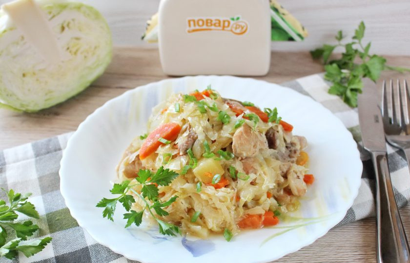 1. Этап. Мясо с капустой и яблоками: Мясо с капустой и яблоками готово. Прекрасное, сытное и вкусное блюдо можно подавать к столу.