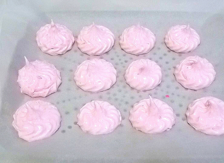 1. Этап. Зефир из клюквы: Застелите поверхность застелите бумагой для выпечки и сразу отсадите зефир через кондитерский мешок с насадкой. Оставьте при комнатной температуре в течение 12 часов.