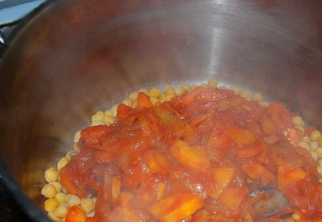 1. Этап. Кавказский суп из баранины: Добавьте баранину и залейте зажаркой.