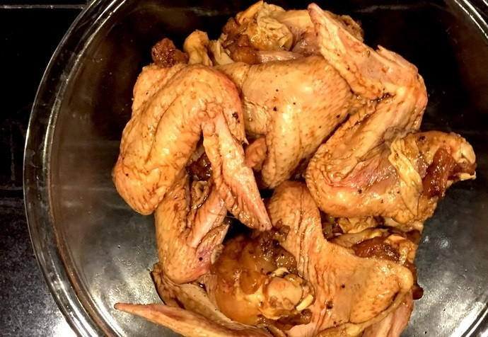 1. Этап. Куриные крылышки с Coca-Cola: 2. Смешайте соевый соус, кунжутное масло, сахар, соль, перец. Замаринуйте в приготовленной смеси крылья, оставьте на 1 час, можно дольше.