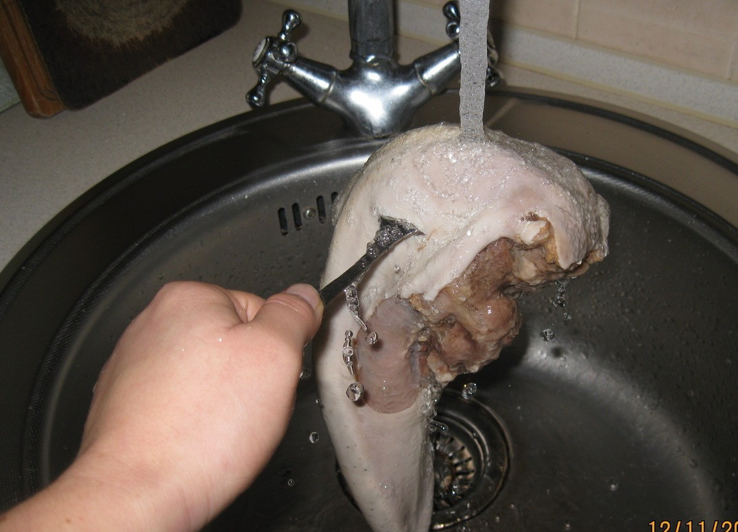 1. Stage. Boiled beef tongue: Check for readiness - just pierce it with a fork. If it goes in easily, it's ready. If not, we finish cooking. Take the tongue out of the pot and immediately put it under a stream of cold water for 2 minutes.