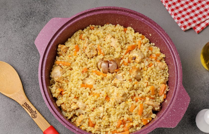 1. Этап. Плов из булгура с куриной грудкой: Доведите всё до кипения, затем накройте крышкой, убавьте огонь почти до минимального и готовьте пока не испарится вся жидкость, а булгур не станет мягким. Обычно хватает 20-25 минут. Плов из булгура с куриной грудкой готов. Осталось перемешать его и можно подавать к столу.