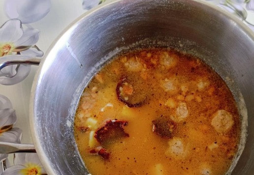 1. Этап. Кулеш с купатами и вялеными томатами: Положить томаты в кастрюлю и варить еще 5 минут.