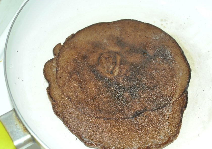 1. Этап. Шоколадный омлет: 5. Обжаривайте омлет с двух сторон до готовности и переложите в тарелку, обжарьте второй омлет.