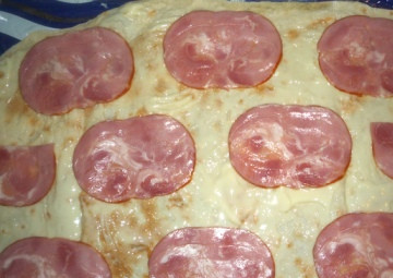 1. Этап. Рулет из лаваша с ветчиной: На лаваше разложите тонко нарезанную ветчину.