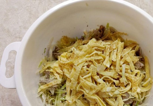 1. Этап. Капустный салат с индейкой и блинчиками: Нарезать блинчики соломкой и добавить в салат. Аккуратно перемешать. Добавить соль, перец и сахар если нужно. Пусть салат охладится и можно подавать на стол.