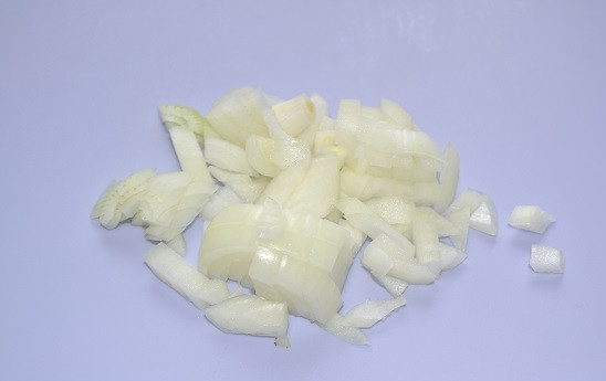 1. Этап. Салат Диана: 3. Очистите и измельчите лук.