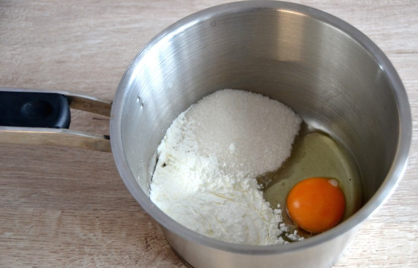 1. Этап. Торт Полено с вишней: Первым делом займитесь приготовлением крема. Для этого всыпьте в сотейник 75 грамм сахара, крахмал, вбейте 1 яйцо.