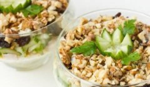 1. Этап. Салат с курицей в креманках: Украшаем каждую порцию салата листиками свежей петрушки и цветком из огурца. Салат перед подачей необходимо выдержать в холодильнике примерно 30 минут.