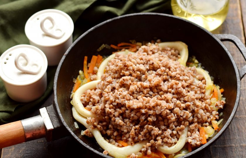 1. Этап. Гречка с кальмарами: Сразу же добавьте готовую гречневую кашу.