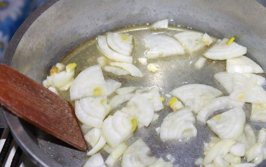 1. Этап. Печень по-строгановски: Лук мелко нарезаем и обжариваем в сковородке до золотистого цвета.