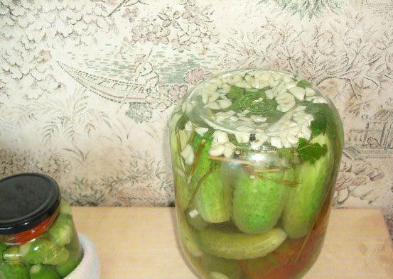 1. Этап. Консервированные огурцы: Банки перевернуть, накрыть теплым одеялом и дать постоять так сутки. Потому убрать в сухое место.