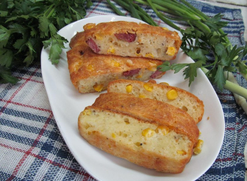 1. Этап. Закусочный кекс с кукурузой, колбасой и пармезаном: Остудить готовый кекс и угощаться. Приятного аппетита!