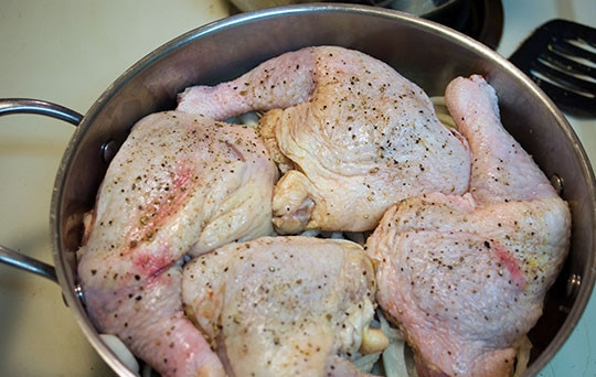 1. Этап. Курица на второе: Включите духовку на 180 градусов, лук присыпьте солью, натрите солью и перцем окорочка и выложите их на лук. Положите лавровый лист.