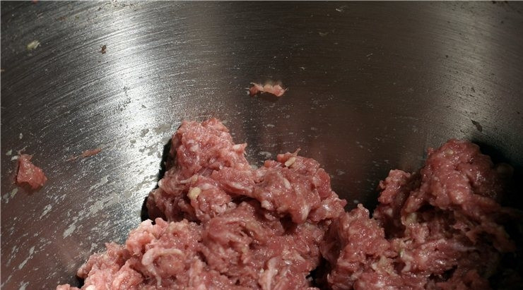 1. Этап. Макароны по-флотски в мультиварке: В фарш добавляем мелко нарезанный лук, соль, перец и все хорошенько перемешиваем руками. Затем фарш отравляем в смазанную маслом чашу мультиварки.