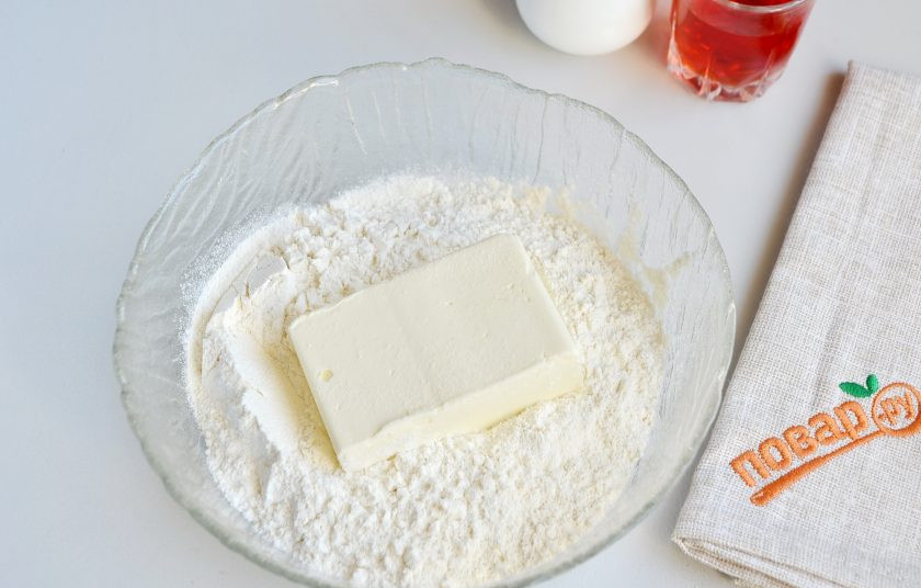 1. Этап. Рожки с кремом: 2. Просейте муку, добавьте щепотку соли, холодное масло. Руками или с помощью комбайна разотрите все в крошку.