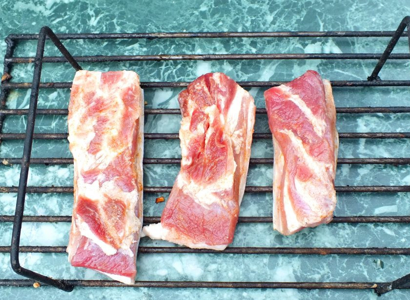 1. Этап. Засолка сала для копчения: По истечении времени достаньте сало. Промокните его бумажным полотенцем. Подготовьте коптильню и выложите сало на решетку. Выдержите на воздухе 15 минут, чтобы оно подсохло, после можно приступать к копчению. На процесс уйдет 50 минут.