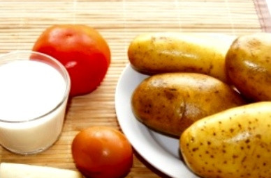 1. Этап. Картофельная запеканка с помидорами и сыром: Подготовим необходимые продукты, на две порции их понадобится совсем мало.