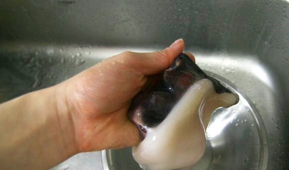 1. Этап. Жареные кальмары: Кальмара выпотрошите, почистите и промойте.